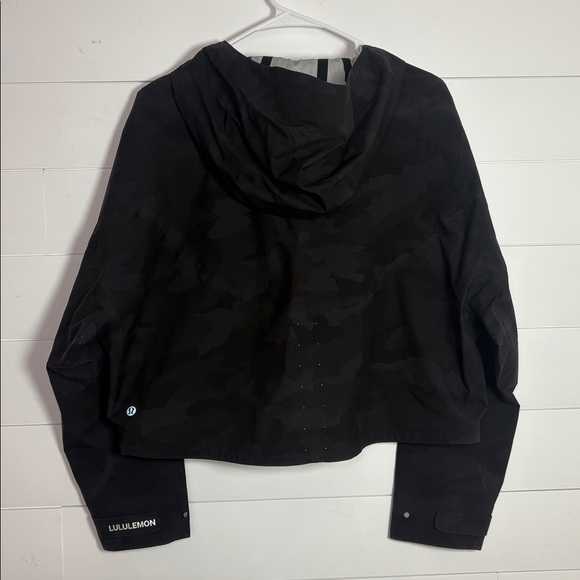 Lululemon Rain Chaser Cropped Jacket Heritage 365 Camo Deep Coal Size 6 - Picture 11 of 16